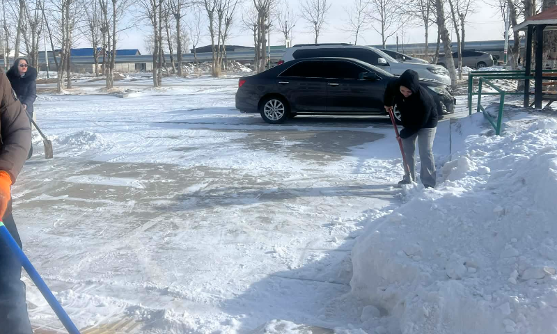 БҮХ НИЙТИЙН ИХ ЦЭВЭРЛЭГЭЭНД НЭГДЛЭЭ 
 “Цэмцгэр Чойбалсан” хөтөлбөрийн хүрээнд зохион байгуулагдаж байгаа “Бүх нийтийн их цэвэрлэгээ”-нд нэгдэн, Хэрлэн сумын Засаг даргын 2026 оны А/100 дугаар захирамжийн дагуу хариуцуулсан  нийтийн эзэмшлийн зам талбай болон хэлтсийн эргэн тойрны цас, мөсийг цэвэрлэлээ.